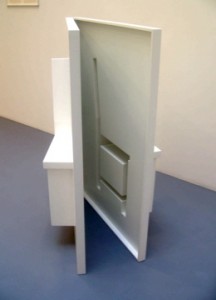 "Entre" or "Between". The hinge reveals the interior and creates a new corner within an enclosed space.